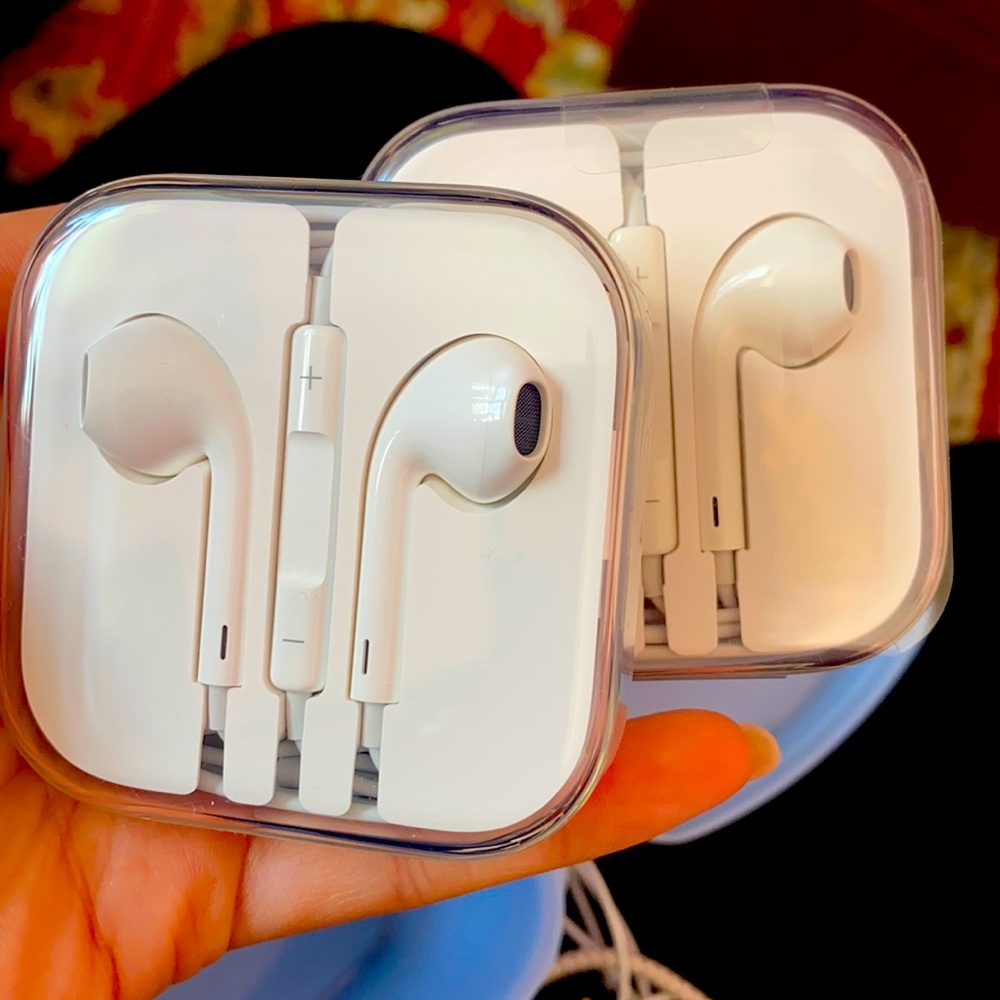 NEW- Apple EarPods with 3.5mm jack